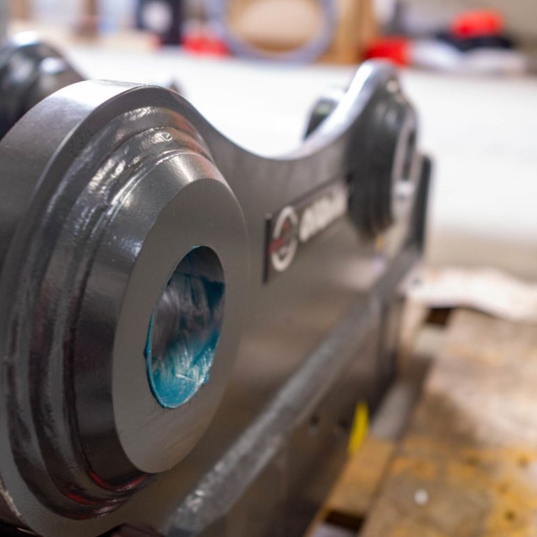 Schnellwechselsysteme und Spezial-Anbaugeräte im Tief- und Straßenbau